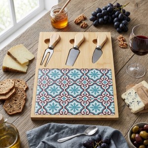 Vista ambientata Tagliere da formaggio in bambù e ceramica colore Acquamarina con 3 coltellini modello Valladolid Villa D'Este