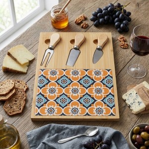 Vista ambientata Tagliere da formaggio in bambù e ceramica colore Arancione con 3 coltellini modello Valladolid Villa D'Este