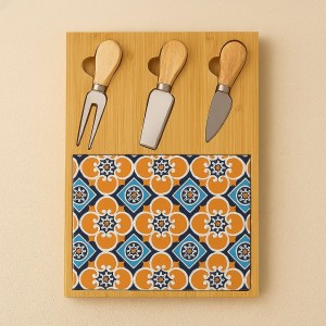 Vista ambientata Tagliere da formaggio in bambù e ceramica colore Arancione con 3 coltellini modello Valladolid Villa D'Este