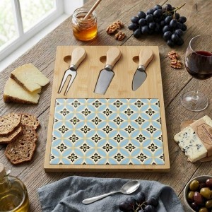 Vista ambientata Tagliere da formaggio in bambù e ceramica colore Celeste con 3 coltellini modello Valladolid Villa D'Este