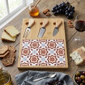 Vista ambientata Tagliere da formaggio in bambù e ceramica colore Granata con 3 coltellini modello Valladolid Villa D'Este