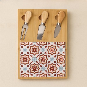 Vista ambientata Tagliere da formaggio in bambù e ceramica colore Granata con 3 coltellini modello Valladolid Villa D'Este