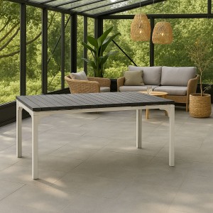 Vista ambientata Tavolo in metallo colore Grafite piano HDPE modello Cile Totò Piccinni