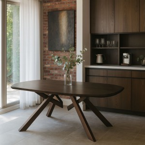 Vista ambientata Tavolo moderno in legno pregiato colore Noce Scuro modello Lipari Totò Piccinni