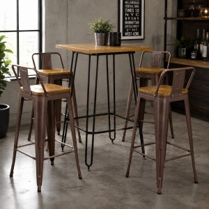 Vista ambientata Set industry in metallo con sgabelli in metallo con seduta in legno colore Bronzo design industriale Totò Piccinni