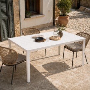 Vista ambientata Tavolo rettangolare colore Bianco struttura in metallo e piano in polietilene modello Messico Totò Piccinni