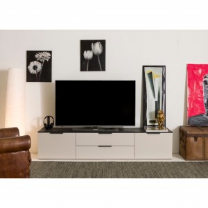 Vista frontale ambientata Base Tv in legno colore "Cashmere/Effetto Marmo Nero" con 2 ante e 2 cassetti modello Teca Totò Piccinni