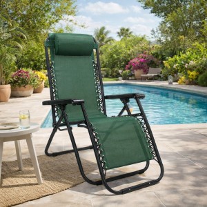 Vista ambientata Sedia a sdraio Gravity gravità zero reclinabile e pieghevole adatta ad ambienti esterni in robusto acciaio e resistente textilene lavabile colore verde