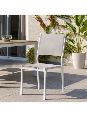 Vista ambientata Sedia da esterno con struttura in alluminio e seduta in textilene colore Bianco senza braccioli modello Hilde Totò Piccinni