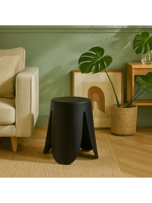 Vista ambientata Sgabello in plastica con seduta in similpelle colore Nero modello Imogen Totò Piccinni