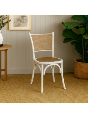 Vista ambientata sedia in legno da salotto colore Bianco con seduta e schienale in rattan modello Carrel Totò Piccinni