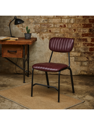 Vista ambientata Sedia in Similpelle colore Bordeaux Vintage con struttura Nera modello Debbie Totò Piccinni