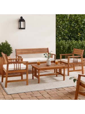 Vista ambientata set salottino da giardino in legno di acacia con cuscini ecru modello Noemi Totò Piccinni