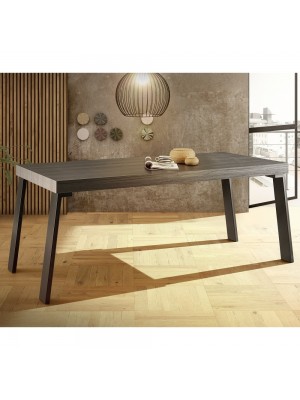 Vista ambientata in diagonale Tavolo made in italy colore "Nero Bruciato" con gambe in metallo modello Yugen Totò Piccinni