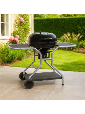 Vista ambientata Barbecue a carbonella, rotondo con coperchio e ruote doppia griglia cottura con ripiani modello Pablo Totò Piccinni