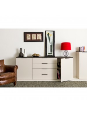 Vista frontale ambientata Base in legno colore "Cashmere/Effetto Marmo Nero" con 2 ante e 4 cassetti modello Teca Totò Piccinni