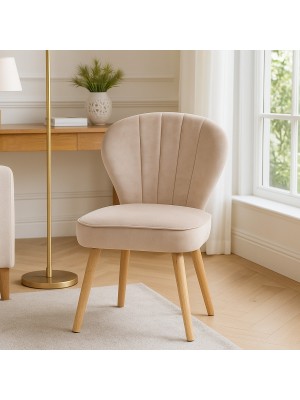 Vista ambientata Poltrona in Velluto imbottita colore Crema con gambe in legno modello Jarron Totò Piccinni