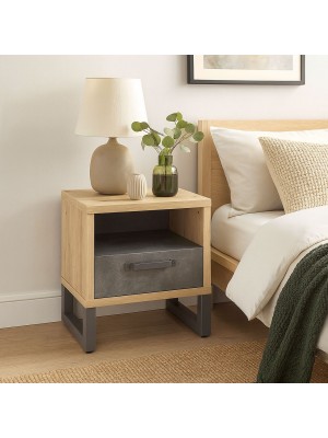 Vista ambientata Comodino in legno colore "Rovere Invecchiato/Cemento" con 1 cassetto e 1 vano modello Sylva Totò Piccinni