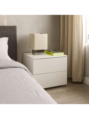 Vista ambientata Comodino in legno colore "Bianco Laccato" con 2 cassetti modello Brezza Totò Piccinni