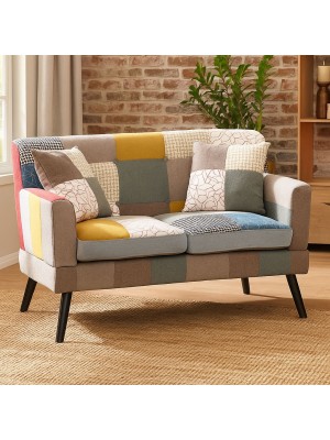 Vista ambientata Divano 2 Posti in tessuto colore Patchwork Party con braccioli e piedi in legno modello Ketty Totò Piccinni