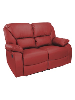 Vista diagonale di un divano 2 posti imbottito con funzione relax reclinabile e poggiapiedi in ecopelle rosso bordeaux Calipso Totò Piccinni