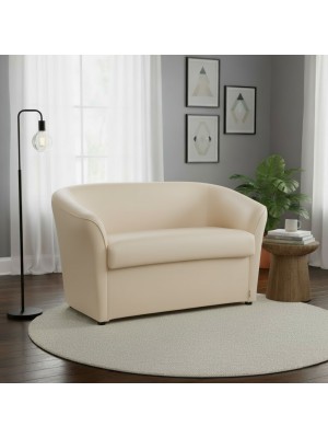 Vista ambientata di un divano 2 posti di design a pozzetto artigianale fatto in italia con solida struttura in legno ed ecopelle colore beige anti macchia lavabile Totò Piccinni
