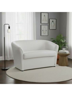 Vista ambientata di un divano 2 posti di design a pozzetto artigianale fatto in italia con solida struttura in legno ed ecopelle colore bianco anti macchia lavabile Totò Piccinni