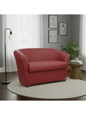 Vista ambientata di un divano 2 posti di design a pozzetto artigianale fatto in italia con solida struttura in legno ed ecopelle colore bordeaux anti macchia lavabile Totò Piccinni