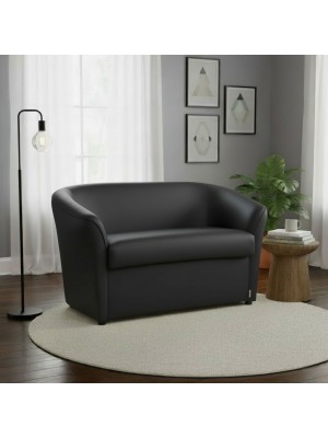 Vista ambientata di un divano 2 posti di design a pozzetto artigianale fatto in italia con solida struttura in legno ed ecopelle colore nero anti macchia lavabile Totò Piccinni