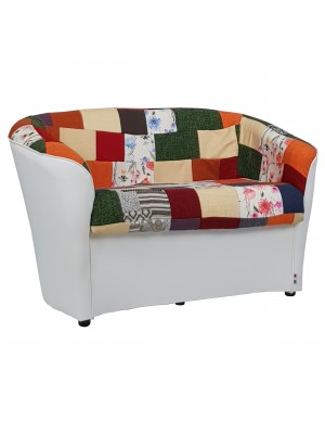 Vista diagonale di un divano 2 posti di design a pozzetto artigianale fatto in italia con solida struttura in legno ed ecopelle colore bianco e tessuto patchwork anti macchia lavabile Totò Piccinni