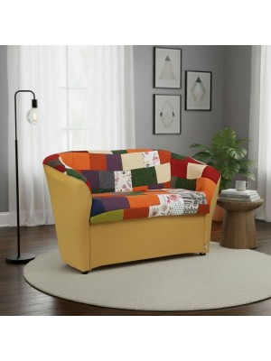 Vista ambientata  di un divano 2 posti di design a pozzetto artigianale fatto in italia con solida struttura in legno ed ecopelle colore giallo e tessuto patchwork anti macchia lavabile Totò Piccinni
