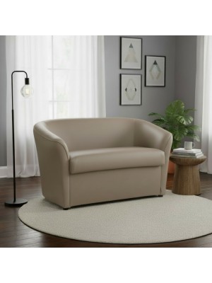 Vista ambientata di un divano 2 posti di design a pozzetto artigianale fatto in italia con solida struttura in legno ed ecopelle colore tortora anti macchia lavabile Totò Piccinni