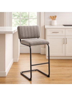 Vita ambientata Sgabello in Tessuto imbottito colore Grigio Scuro con struttura in metallo modello Bouclè Totò Piccinni