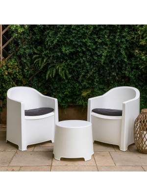 Vista ambientata Set da giardino colore Bianco in Polipropilene 2 poltrone e tavolino modello Luna Totò Piccinni