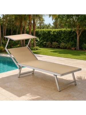 Vista ambientata lettino mare alluminio pieghevole prendisole con tettuccio e schienale reclinabile modello Salento Totò Piccinni colore Sabbia