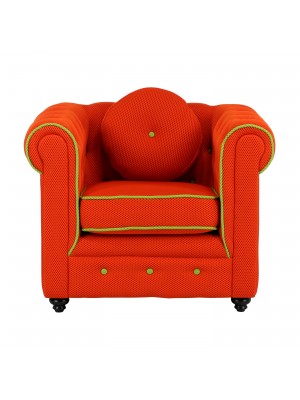 Vista frontale Poltrona vintage trapuntata colore "3D Arancione" con piedini in legno modello Chester Totò Piccinni