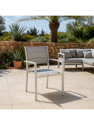 Vista ambientata Sedia da giardino colore Bianco con braccioli in alluminio e tessuto textilene modello Ostuni Totò Piccinni