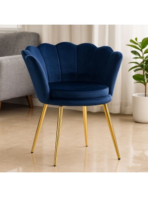 Vista ambientata Poltroncina in Velluto colore Blu con schienale a conchiglia e gambe in oro modello Velvet Totò Piccinni