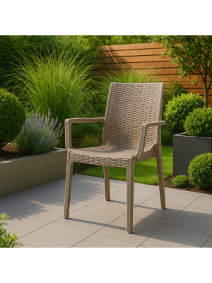 Vista ambientata Sedie in resina simil rattan colore Tortora con braccioli impilabili made in italy modello Dafne Totò Piccinni
