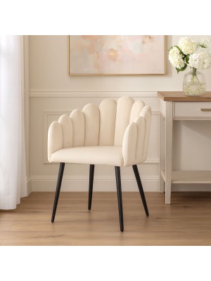 Vista ambientata Poltroncina in Velluto Imbottita colore Beige con gambe in metallo modello Margherita Totò Piccinni