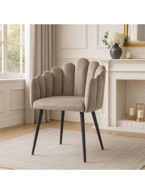 Vista ambientata Poltroncina in Velluto Imbottita colore Tortora con gambe in metallo modello Margherita Totò Piccinni