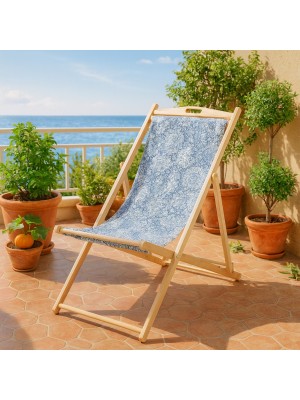 Vista ambientata Sedia sdraio in legno di faggio da giardino colore Blu Fantasia con 3 posizioni modello Betty Totò Piccinni