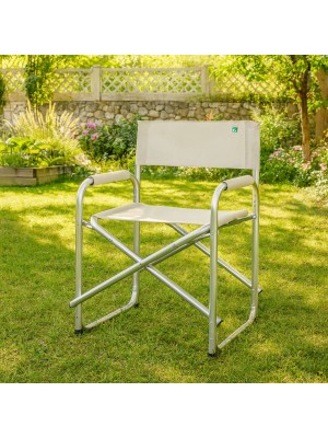 Vista ambientata sedia regista esterno, pieghevole con braccioli, colore beige. Baia Totò Piccinni