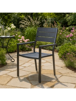 Vista ambientata Sedia in metallo e polietilene colore Ardesia con braccioli modello Messico Totò Piccinni