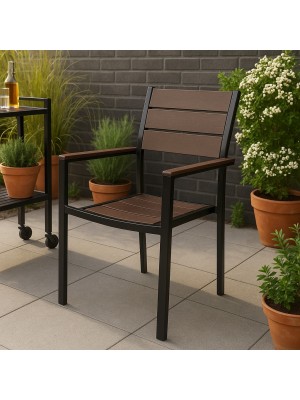 Vista ambientata Sedia in metallo e polietilene colore Marrone con braccioli modello Messico Totò Piccinni