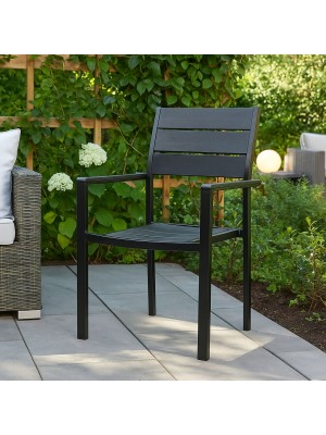 Vista ambientata Sedia in metallo e polietilene colore Nero con braccioli modello Messico Totò Piccinni