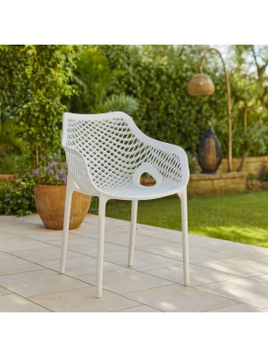 Vista ambientata Sedia in polipropilene colore Bianco con braccioli modello Loren Totò Piccinni