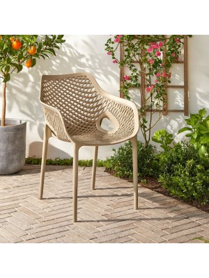 Vista ambientata Sedia in polipropilene colore Tortora con braccioli modello Loren Totò Piccinni