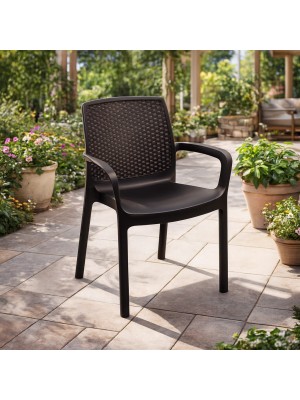 Vista ambientata Sedia in Polipropilene colore Marrone design impilabile con braccioli modello Regina Totò Piccinni