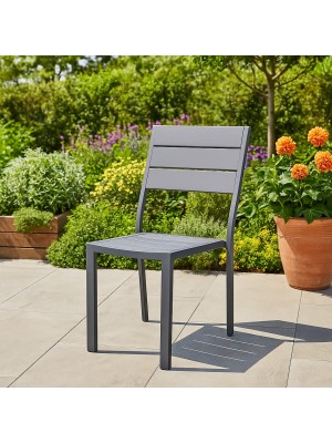 Vista ambientata Sedia con struttura in metallo e polietilene colore Ardesia senza braccioli modello Messico Totò Piccinni